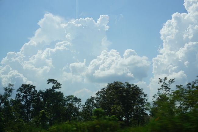 ●車内から＠シェムリアップへ<br /><br />13:10。<br />この雲の影響ではないですが、この後、数回スコールに見舞われました。
