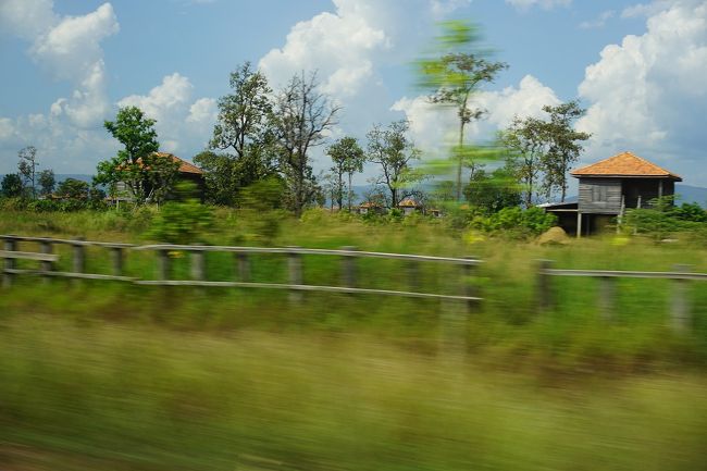 ●車内から＠シェムリアップへ<br /><br />13:22。<br />ちょこちょこ見かける住宅は、高床式。<br />大雨で水が引かないようです。