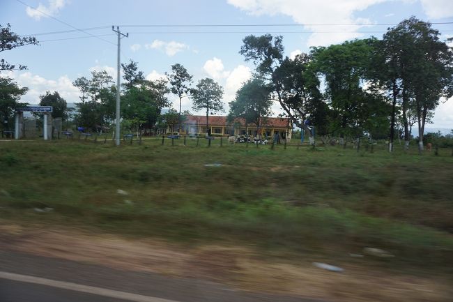 ●車内から＠シェムリアップへ<br /><br />13:30。<br />学校も見かけました。