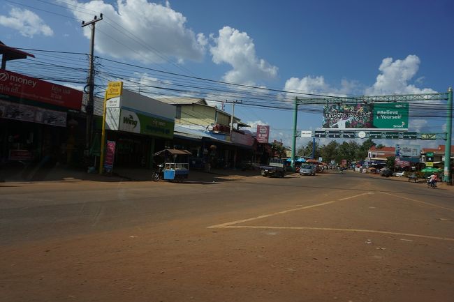 ●車内から＠シェムリアップへ<br /><br />14:08。<br />うつらうつらしながら、少し大きな街にいました。