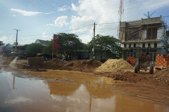 ●車内から＠シェムリアップへ<br /><br />15:00。<br />出発して約2時間。<br />大きな水たまり。<br />ここもスコールがあったのかな？<br />