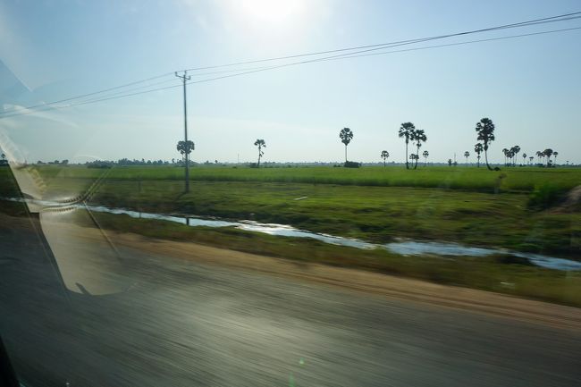 ●車内から＠シェムリアップへ<br /><br />15:42。<br />いつの間にか、雲ひとつない空になっていました。