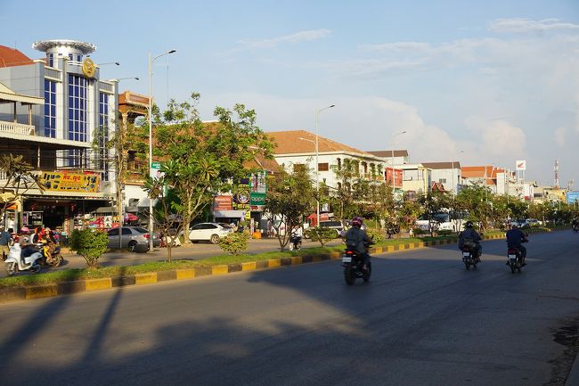 ●国道6号線＠ボレイ・アンコール ホテル&amp;リゾート界隈<br /><br />交通量の多い国道6号線。<br />車、バイク、ツゥクツゥクが走っていきます。<br />そういえば、自転車みかけないな…。