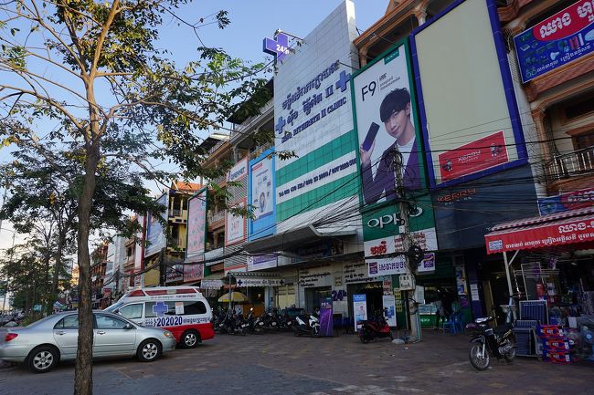 ●国道6号線沿い＠ボレイ・アンコール ホテル&amp;リゾート界隈<br /><br />電話にクリニックに…。<br />街中にイオンのマークもちらほら。<br />カンボジアにはイオンが進出しています。<br />ちなみにプノンペンにあります。