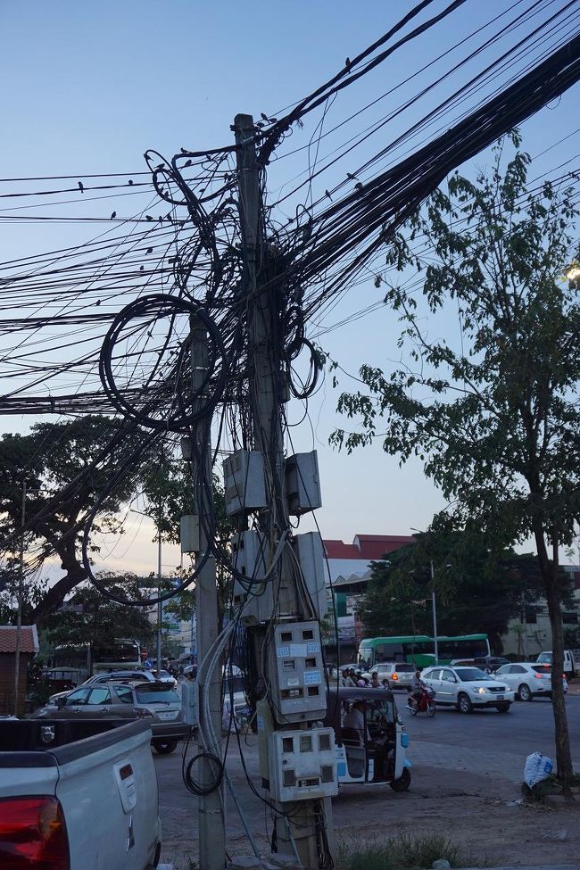 ●国道6号線沿い＠ボレイ・アンコール ホテル&amp;リゾート界隈<br /><br />この街中の電線。<br />これ、なんとかならないものなのかな…。
