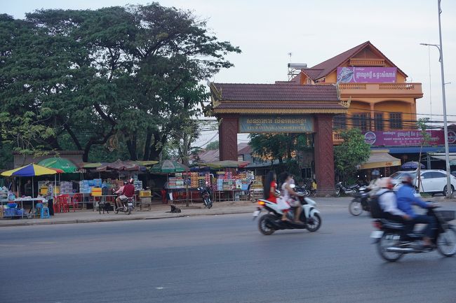 ●国道6号線＠ボレイ・アンコール ホテル&amp;リゾート界隈<br /><br />道端の露店。<br />そして、おとなしい犬たち。<br />カンボジアでよく見る風景です。