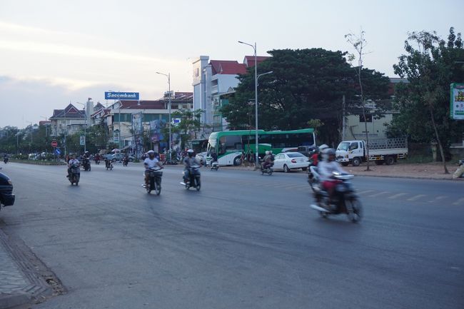 ●国道6号線＠ボレイ・アンコール ホテル&amp;リゾート界隈<br /><br />今で17:21。<br />薄暗くなってきました。