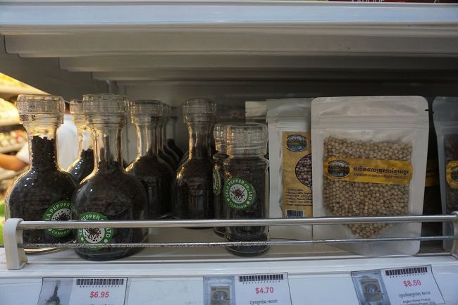 ●スーパー＠ボレイ・アンコール ホテル&amp;リゾート界隈<br /><br />どうしようか迷った胡椒。<br />今思えば買って帰っても良かったかも。<br />カンボジアの胡椒はとっても有名です！<br />ちなみに左の瓶で、6.95ドル！真ん中が4.7ドル！<br />カンボジアは、基本、アメリカドルです。<br />