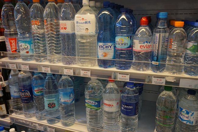 ●スーパー＠ボレイ・アンコール ホテル&amp;リゾート界隈<br /><br />お水も色々あります。<br />0.5ドルくらいのものから様々。<br />