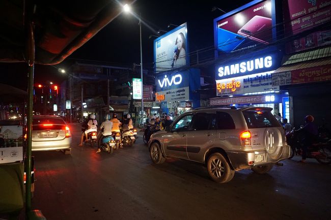 ●国道6号線<br /><br />夕飯を食べにホテルからツゥクツゥクに乗りました。<br />混雑している国道6号線。<br />排ガスも気になりますが、とっても気持ちいい夜のツゥクツゥク。<br />