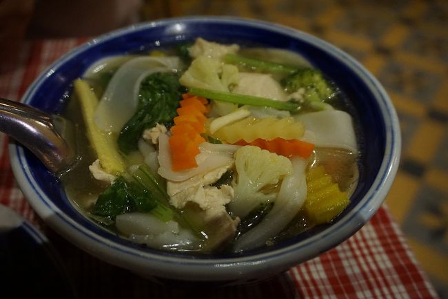 ●クメールキッチン<br /><br />汁ものも欲しいなと思い、適当にオーダーしたら、具沢山野菜の中にすいとんのようなものが入ったものがやって来ました。<br />これも特にクセがあるわけでもなく、優しい味付けでした。<br />クメールキッチン、日本人に合うと思います！