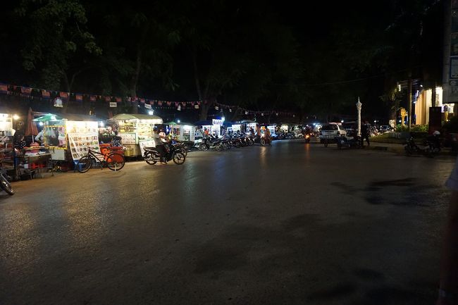 ●シェムリアップ川界隈<br /><br />川沿いは、屋台が並んでいました。<br />