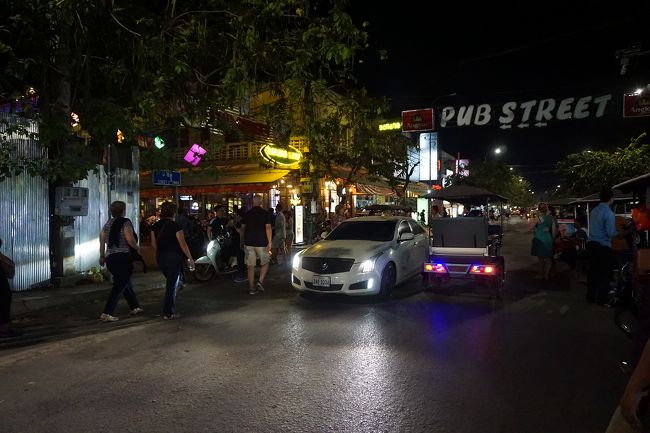 ●パブストリート界隈<br /><br />パブストリートの表示が出ていますね。<br />左の道に入ってみます。