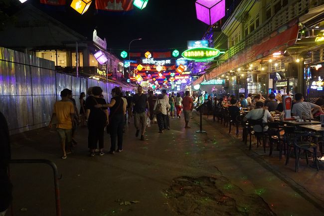 ●パブストリート<br /><br />これがパブストリート。<br />シェムリアップいちのナイトスポットです。<br />2004年頃から、カフェやレストランが急増したエリアです。<br />とっても賑やかでした！<br />