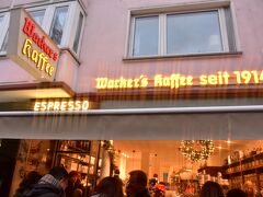 『地球の歩き方』に掲載されてたコーヒー屋、Wacker’s Kaffee
行列も出来てて、1杯注文して、店の外でサクッと飲むことも可能
?2しないくらいで美味しいコーヒーが飲めた
コーヒー豆も購入できるし、割とオススメ
っていうか、ドイツでコーヒー？って気がするかもだけど、実は世界的にもコーヒー消費量は高く、ドリップコーヒーの起源もドイツらしい
ビールだけ飲んでるわけじゃないんやで！