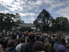 二重橋の石橋を渡り正門に向かいます。人が多いですがゆっくりと流れているので特にイライラは感じません。