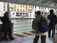 サンタルチア駅に着くと、目の前には憧れのヴェネツィア！水の都が広がっていました。

ヴァポレットに乗って、ホテルの最寄りまで行きました。
どのヴァポレットに乗るのか、わかりやすいようでわかりにくい、、、
チケットを買う際に、何番か聞いてよかったです。
ヴァポレットは、無料でスーツケースをのせられました。