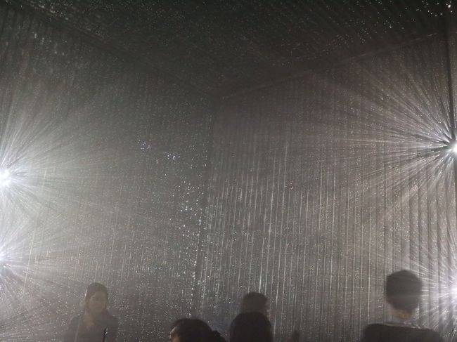 光が穴から入ってくるという作品。