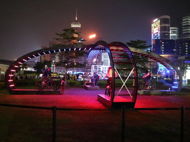 自転車を漕いで光を。