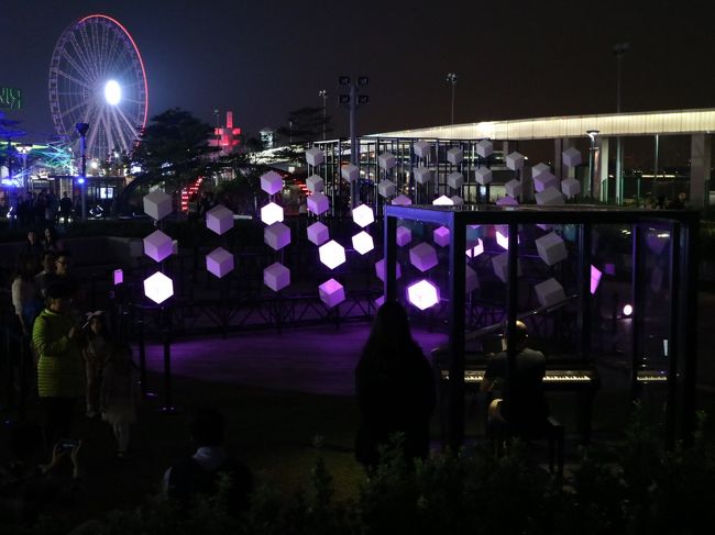 こちらはピアノを弾いて光を起こします。<br />LightPiano