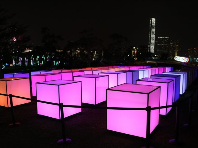 光の箱を並べたもの…