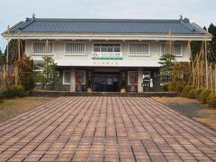 福井県陶芸館。
全く事前に調べずに行き当たりばったりで来てみましたが、越前陶芸村はかなり広くて、施設も色々あり、陶芸家の工房なんかもあったりするみたいです。
茶室もいくつかあるようでした。