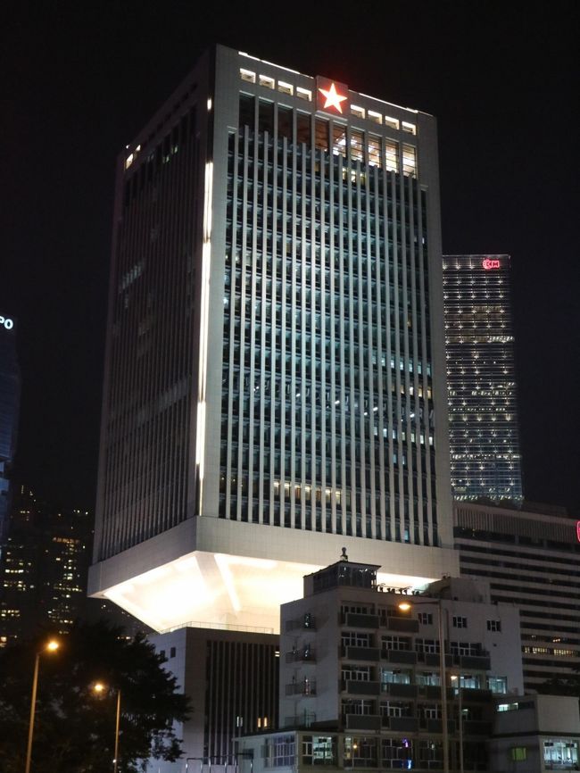 後ろを振り返ると政府の建物が。<br />赤い星が…