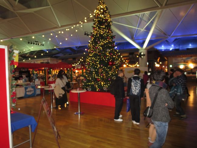 １２月１６日（日）セントレア着。クリスマスが近いのでお約束のツリー。イベント会場ではムーミングッズの販売をしてました。<br /><br />定刻より少し遅れて出発。仁川に着いて入国審査に向かう時点で２３：２５、おそらくソウル駅行きの空港鉄最終列車には乗れません。<br />それを見越して、仁川空港第一ターミナルから二駅となりの「雲西（ウンソ）」駅のサウナに行く予定にしてました。