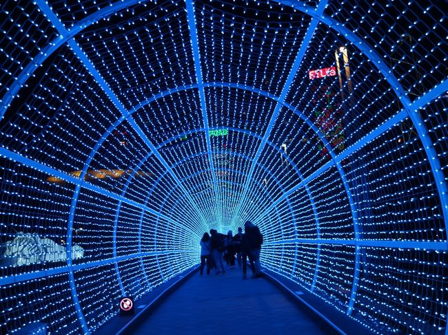 Light Tunnel<br />どこにでもありそうな作品。