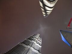 まずは、浦東地区へ。
３大高層ビルを見上げることができる位置で撮ってみた。
写真では上の位置にあるビルが、高さ632ｍ「上海中心大厦<シャンハイタワー>」（127階建）