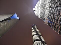 改めて、
［下］高さ632ｍ「上海中心大厦<シャンハイタワー>」（127階建）と［右］492ｍ「上海環球金融中心<シャンハイワールドフィナンシャルセンター>」（101階建）と［左］382ｍ「金茂大廈<ジンマオタワー>」（88階建）