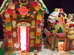 【ハイアットリージェンシーホテルのクリスマス】
ホテルのロビーで行われており無料です。
ジンジャーブレッドで創られた『お菓子の家の展示会』。
開催日時：2018年は11月30日(金)～12月28日(金)

https://goo.gl/maps/TvKVa4YMWsQ2