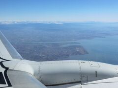 飛行機は徐々に高度を下げてきました。
佐賀平野の上空を通過し、眼下には佐賀空港の滑走路も見えています。