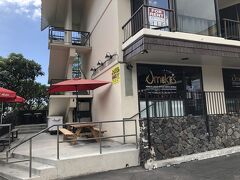 まずは昼食をという事で向かったのは ポキの有名店ウメケです 
目の前に共用の無料駐車場があるのでレンタカーでも行きやすいです