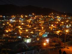 明るい時間の甘川文化村の様子は女子旅行記でよく見かけるけど、夜景ってどうなんだろう？と思い検索してみたら、結構きれい　行ってみることにしました