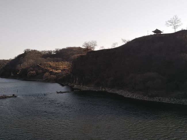 橋を渡り終えると公山城はすぐそこ