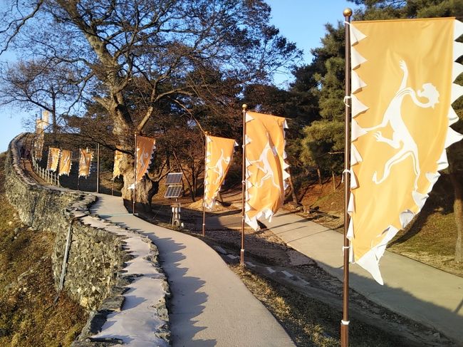 公山城<br />城郭沿いを歩きます。