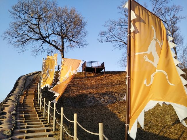 公山城<br />城郭沿いを歩きます。