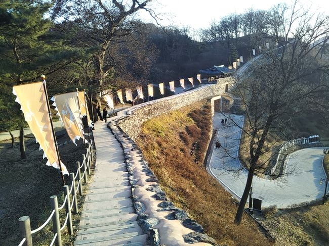 公山城<br />城郭沿いを歩きます。