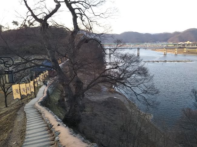 ここまでで城郭の約4分の1周した。<br />引き返す。