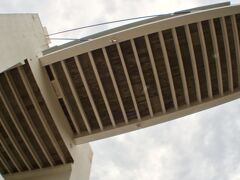 【Passarela da Barra】

変な形をした橋ですが.......ググっても、日本語では、一切情報がない構築物です....

......横断歩道.......かな......？