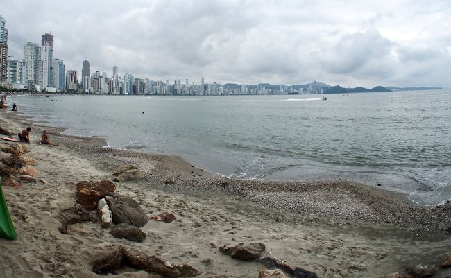 ブラジル南部:サンタカタリーナ州のビーチ沿いの田舎町:イタジャイ Itajai/ナベガンチス Navegantesからカンボリウ海岸 Camboriuへ向かう(カンボリュ海岸 Balneario Camboriu/サンタカタリーナ州/ブラジル)