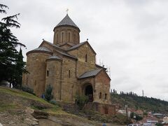 メテヒ教会です。
３３７年にアルメニアに次いで世界で２番目にキリスト教を国教にしたジョージアには、由緒あるジョージア正教の教会がたくさんありますが、この教会の歴史は古いです。
トビリシに都を作ったイベリア王国のワフタング・ゴルガサリ王の要塞と宮殿がここに建てられた時に、同時に造られました。
現在の建物は、モンゴル帝国の襲来後、１３世紀のものです。
ジョージアは最初、東西に分かれていました。
紀元前１３世紀頃に西側にコルキス王国が成立し、紀元前４世紀頃に東にイベリア王国が成立しました。
コルキス王国は紀元前８３年に黒海南岸のポントス（現トルコ領）により滅亡しますが、
イベリア王国は古代ローマなどの支配を受けながらも存続し、ミリアン３世がキリスト教を国教にしました。
最初の教会は当時の都ムツヘタに造られました。午後に訪れるジュヴァリ修道院です。
やがて５０２年にトビリシへと遷都されました。
