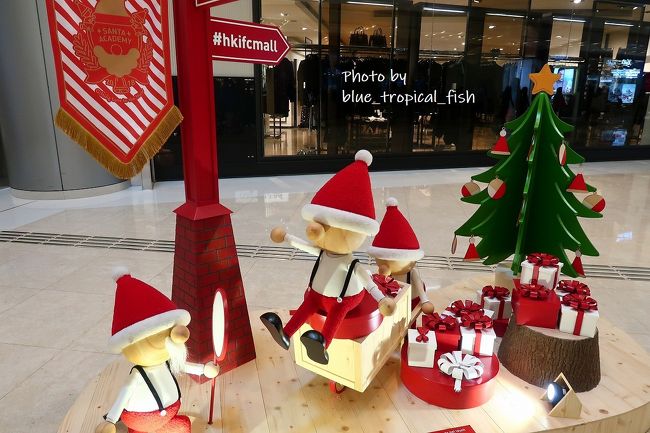 あちこちに小さなサンタさんが。