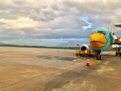 １７：35クラビ空港。
本当に小さな空港。石垣島空港と似た感じです。荷物受け取り口も１つだけ。
受け取ってホテルへ向かいます。

口コミでバスかタクシーとあり、タクシーで行く予定がなぜかバスになりました。バスというかバンですね。英語がうまく伝わらなかったようです。タクシーと伝えたのですが・・・まあいいや。ただクラビも経由したので到着まで１時間以上かかりました。1日移動で疲れるのでここはタクシーをお勧めします。でもどうやって伝えたらよかったのだろう。
19時１０分ホテルへ到着です。