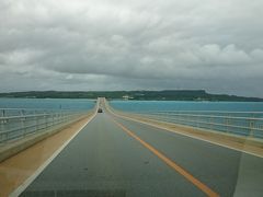 次に向かったのが伊良部島
そして伊良部大橋を渡ります
なんといってもこれだけの橋が無料ですから驚きです。