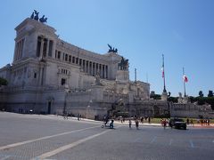 イタリアは1860年代にヴィットリオエマヌエーレ２世のもとで再統一。
こちらも偉大な王にふさわしく大きな記念堂となっています。
