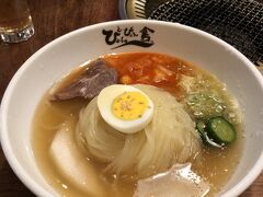 お昼は盛岡市内まで移動して、「ぴょんぴょん舎本店」で冷麺をいただきました。麺の歯ごたえと喉越しに感動しつつ、スープを飲み干しました。トッピングの梨がまたうまい！