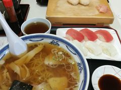 八食センターに到着。
お昼を食べるべく色々センター内を歩きました。好きなものを市場で買ってバーベキュー出来る店もありましたが、ちょっと面倒になり、結局最初に目についた八食センター内の勢登鮨に入ることにしました。
ラーメンセットの寿司のクオリティは見た目通りです。美味しい海鮮であれば入口横の店の方がいいかも。