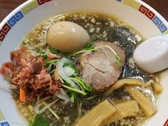 屋台村のめん匠の八戸ラーメンです。ラーメン屋以外の屋台はどこも混んでいて、一見の観光客は正直入りづらいですね。私は断念しました。